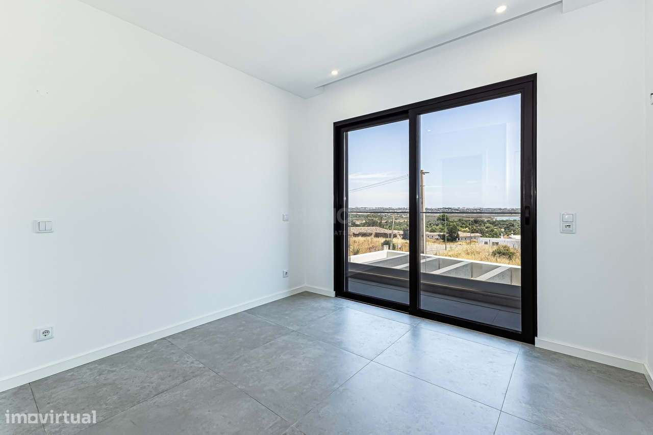 Moradia T3 com piscina e garagem - Mexilhoeira Grande-36