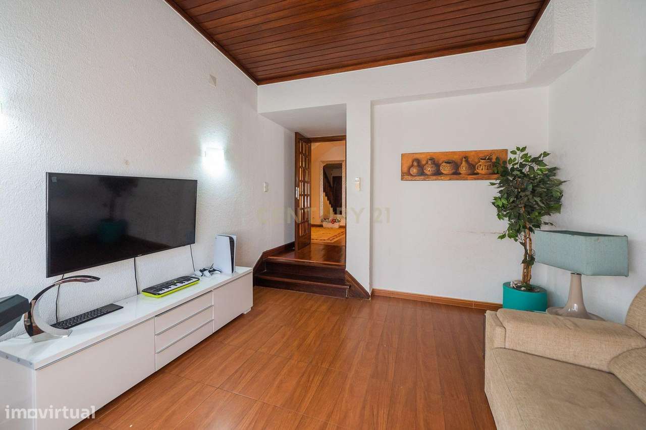 Moradia T4 com piscina-17