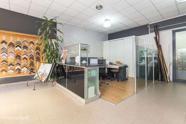 Prédio  2 Apartamentos 2 lojas Venda Barreiro-7