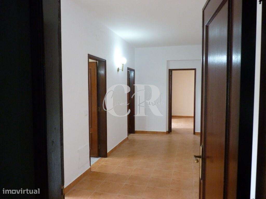Fantástica moradia T3 com garagem e terreno generoso em Vila Facaia –-57
