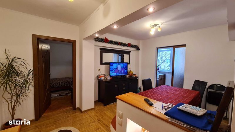 Apartament decomandat 3 camere + living de vânzare in zona Ostroveni