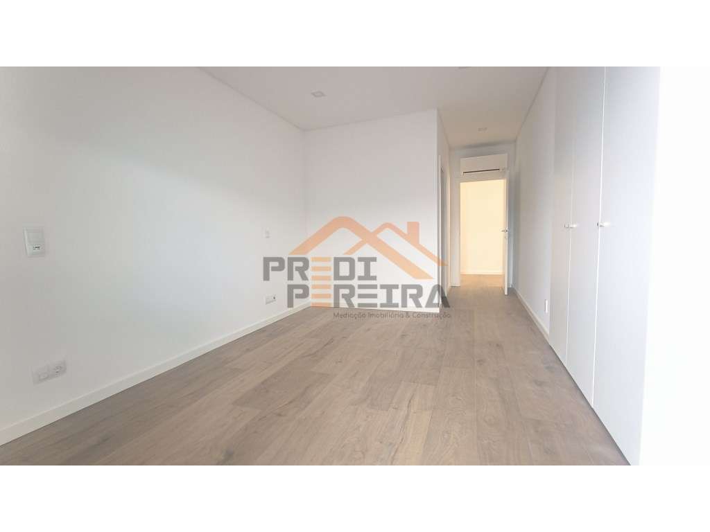 Apartamento T3, com varanda e parqueamento para duas viaturas, situ...-26