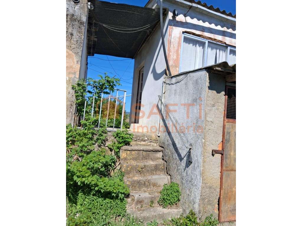 Vende-se moradia para recuperar em Lapas, Torres Novas - Grande imagem: 5/17