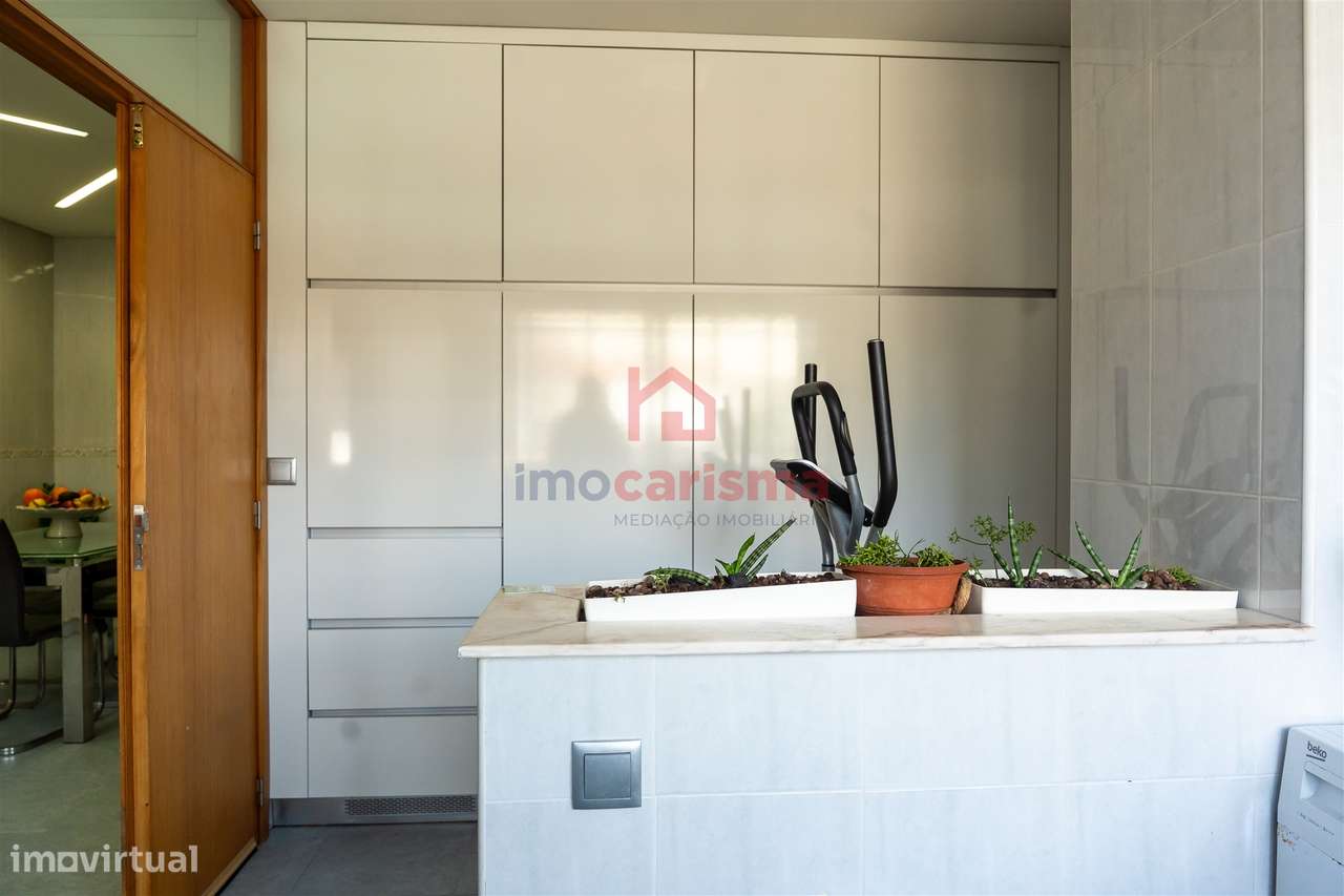 Apartamento T4 transformado em T3 no centro de Vila das Aves, Santo Ti-15