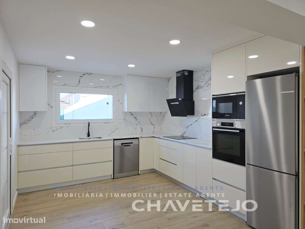 Moradia T4 Moderna c/ Garagem, estilo e Conforto a um Passo de Tomar-10