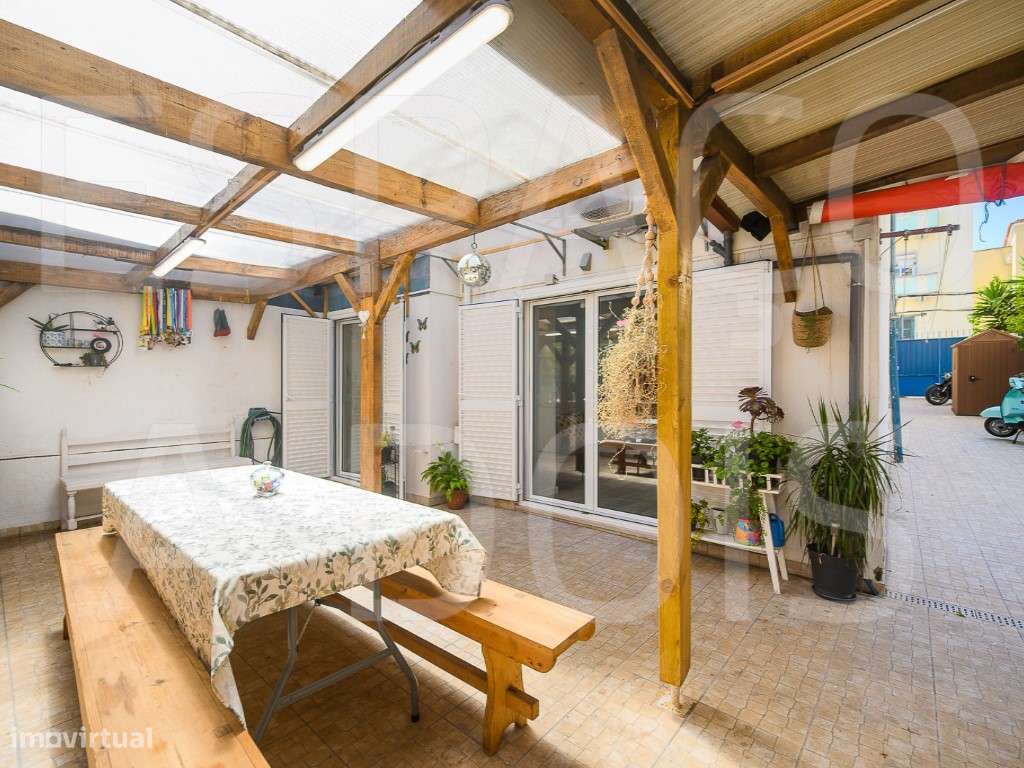 Amadora Centro | T3 Remodelado com 2 Suites e um Fantástico Logrado...-12