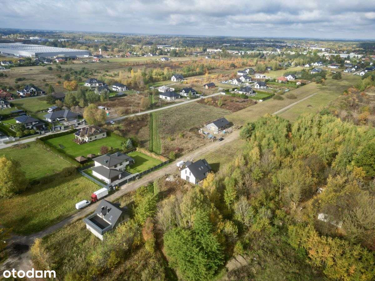 Działka otoczona zielenią, z mediami w Ruścu-5