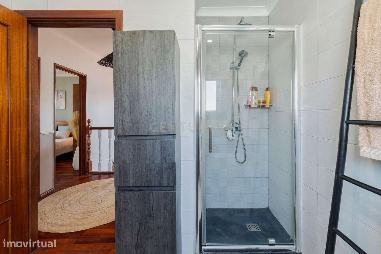 Moradia Isolada com Piscina em Localização Privilegiada-25