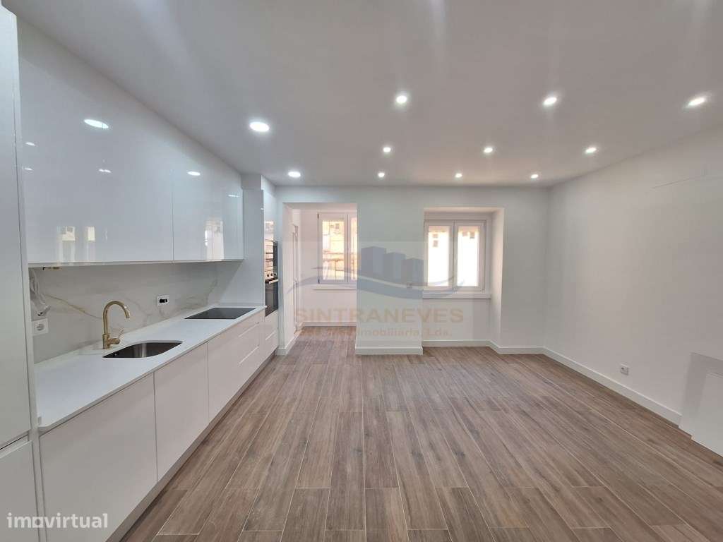 Apartamento T2 com logradouro, na Venda Nova, perto do Metro
