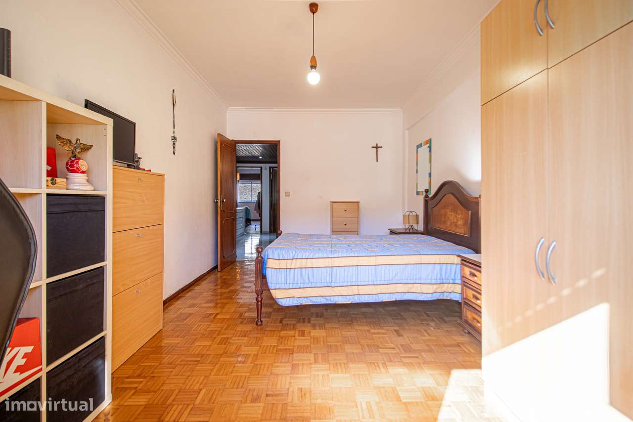 Apartamento T3 c/ 2 WCs e Sala c/ Lareira em Monte Abraão, Sintra-25