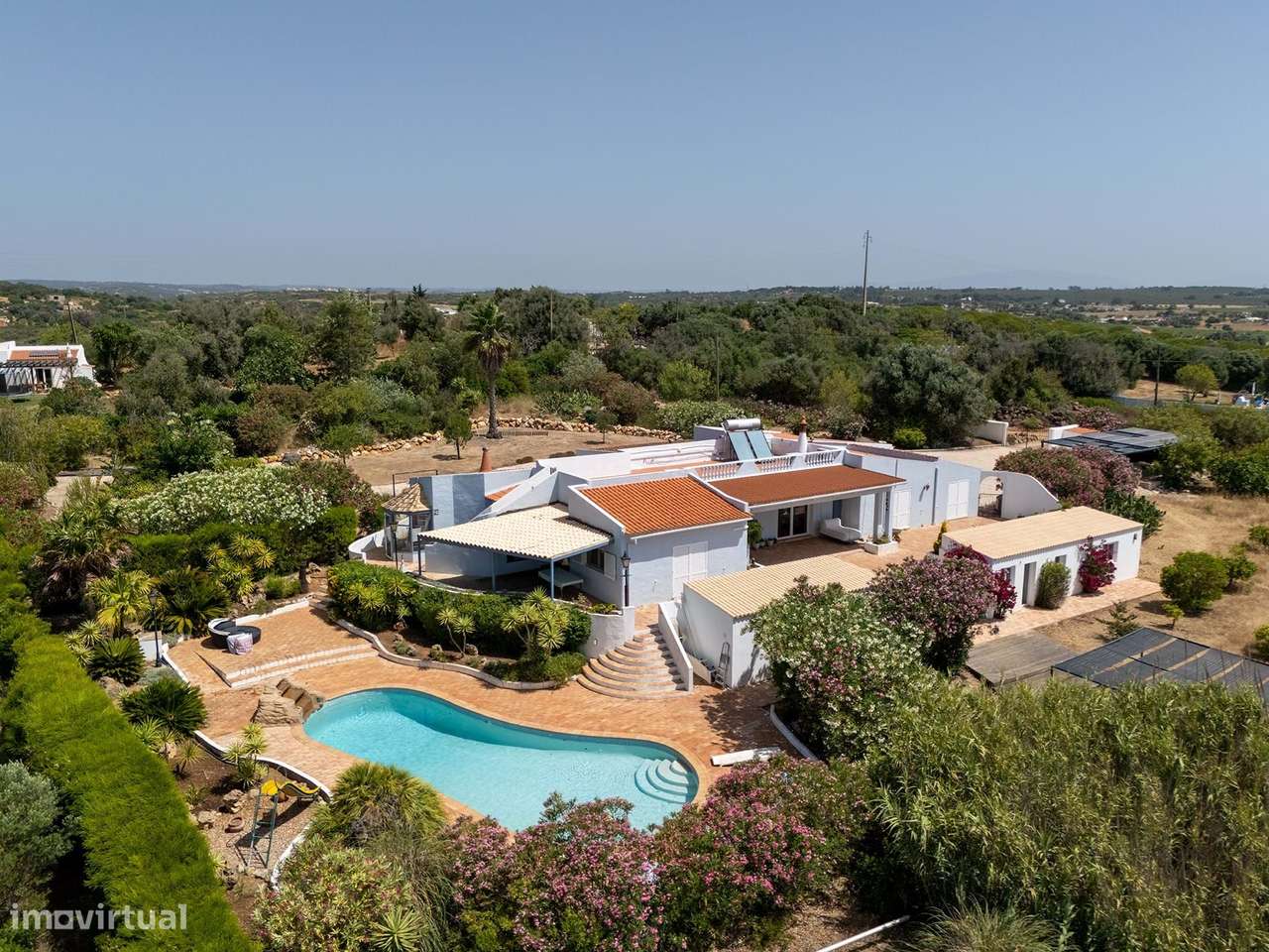 PROPRIEDADE COM CARÁCTER, ESPAÇOSA, COM PISCINA E TERRAÇO NA COBERTURA - Grande imagem: 4/33