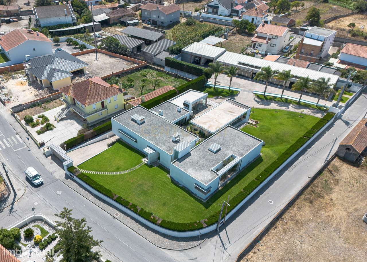 Moradia T6 com piscina interior, ginásio e garagem para 23 viaturas em - Grande imagem: 2/56