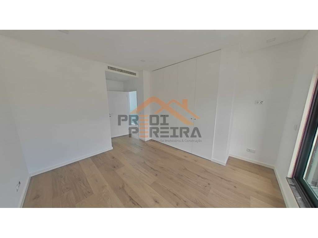 Moradia T4 em condomínio privado com piscina, no Fanqueiro em Loures-22