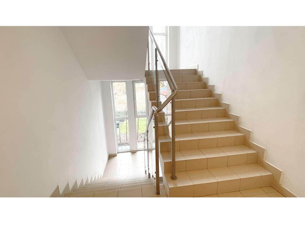 Duży taras, 2 łazienki, garaż, piwnica, 5 min. do stacji PKP / SKM-7