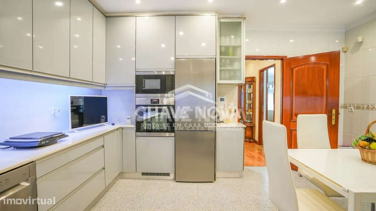 MORADIA V4 C/ PISCINA E TERRENO C/ ÁRVORES DE FRUTO-7