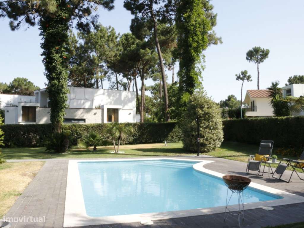 Moradia T4 com Jardim Privado e Piscina na Aroeira-34