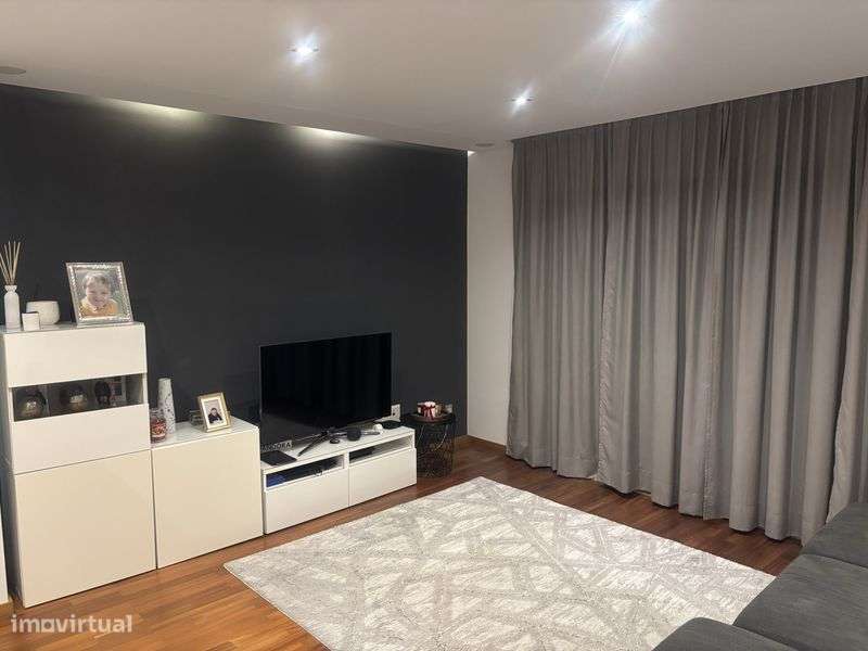 ->Apt. T2 | Rio Tinto | Varandas | Suite | Elevador | AC | Placa Solar - Grande imagem: 3/12