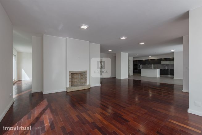 Apartamento T4 com Varanda de 31m2 e vista mar em Matosinhos-0