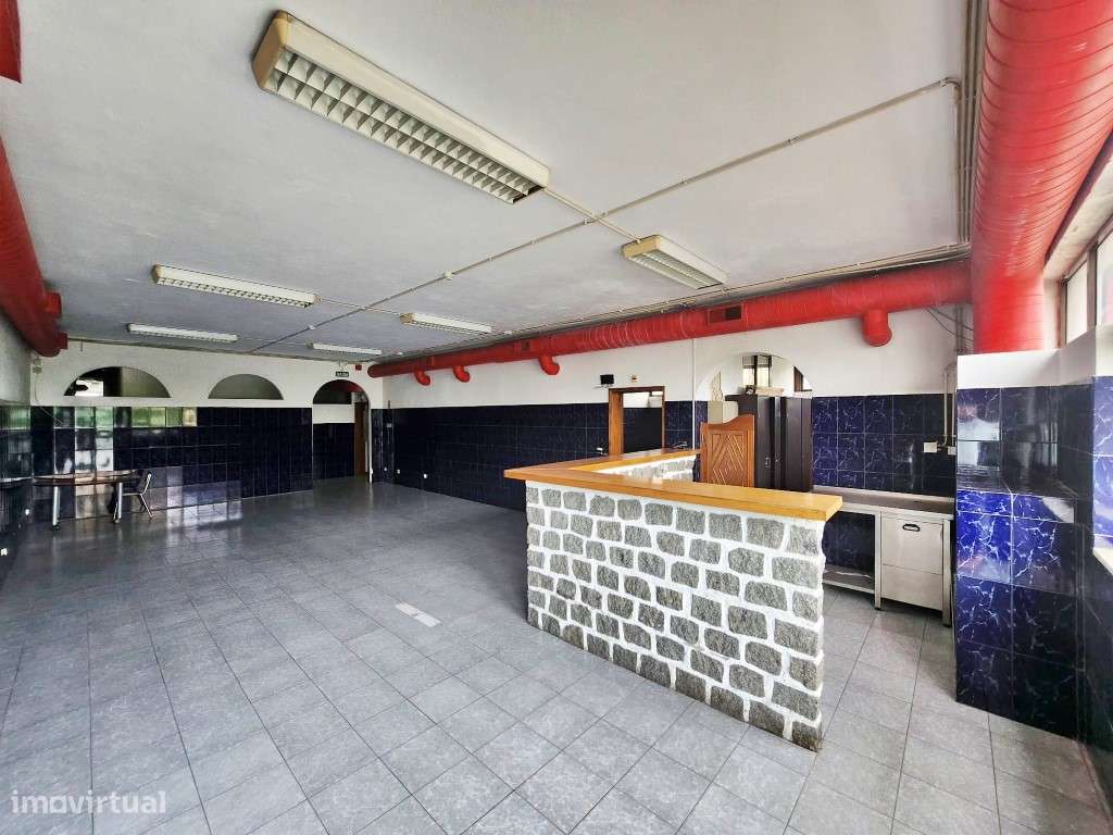 Loja muito versátil, com 2 pisos e logradouro - Grande imagem: 2/29