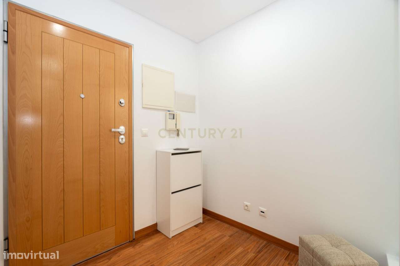 Apartamento de tipologia T3, com 2 varandas, 2 WC e box para 4 viatura - Grande imagem: 4/59