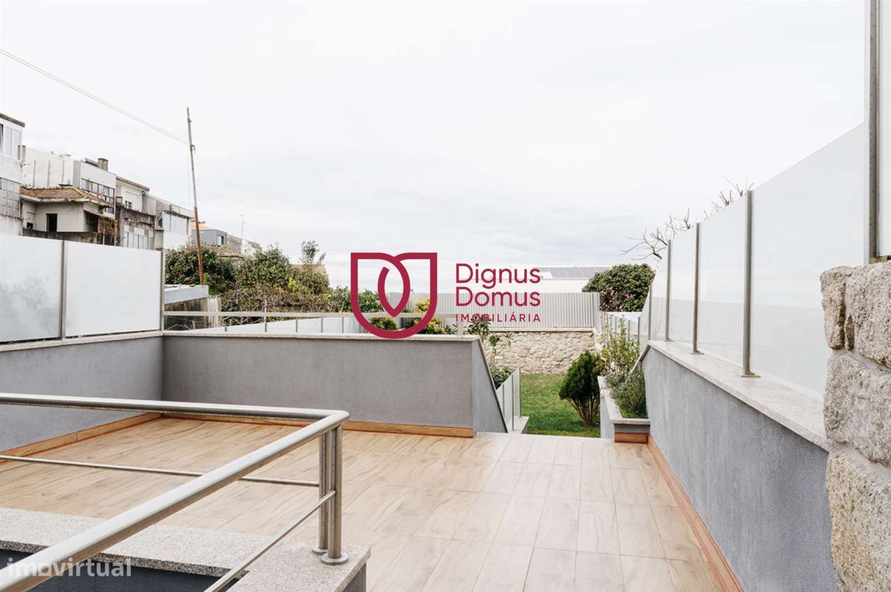 Duplex Renovado com Logradouro e Rendimento Garantido — Porto Centro-16