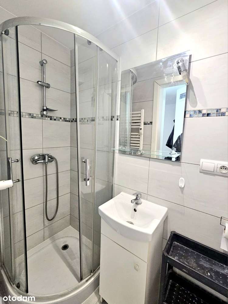 Garsoniera w suterenie z miejscem postojowym-6