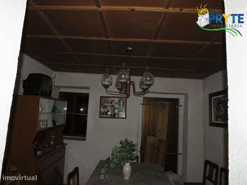 Pequena quinta a confinar com a Ribeira situada perto de Oleiros-11