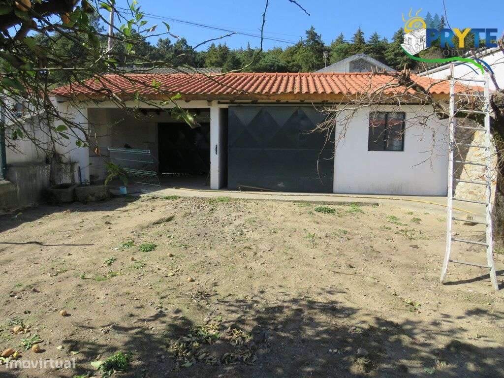 Moradia de tipologia T4 situada em Figueiró dos Vinhos-13