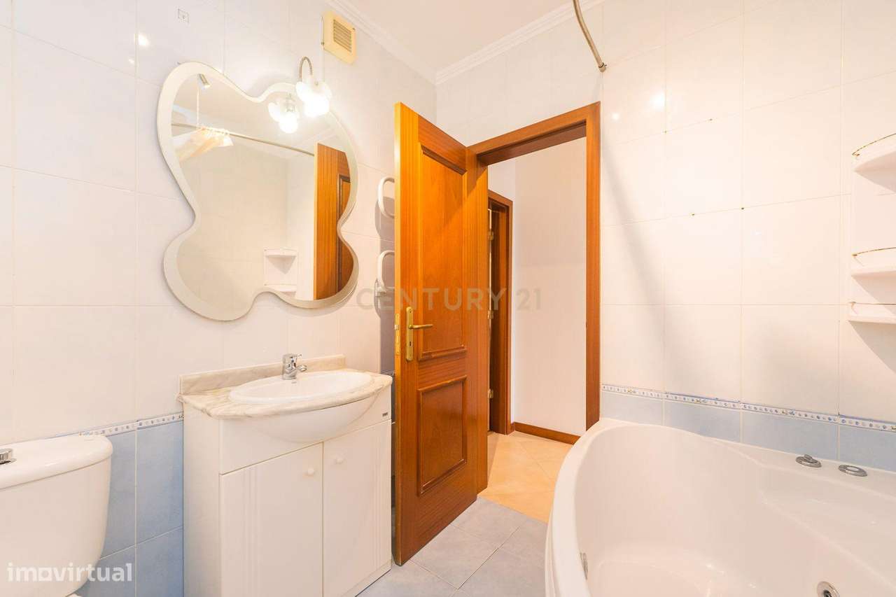 Excelente apartamento T2 com parqueamento em Rio de Mouro-18