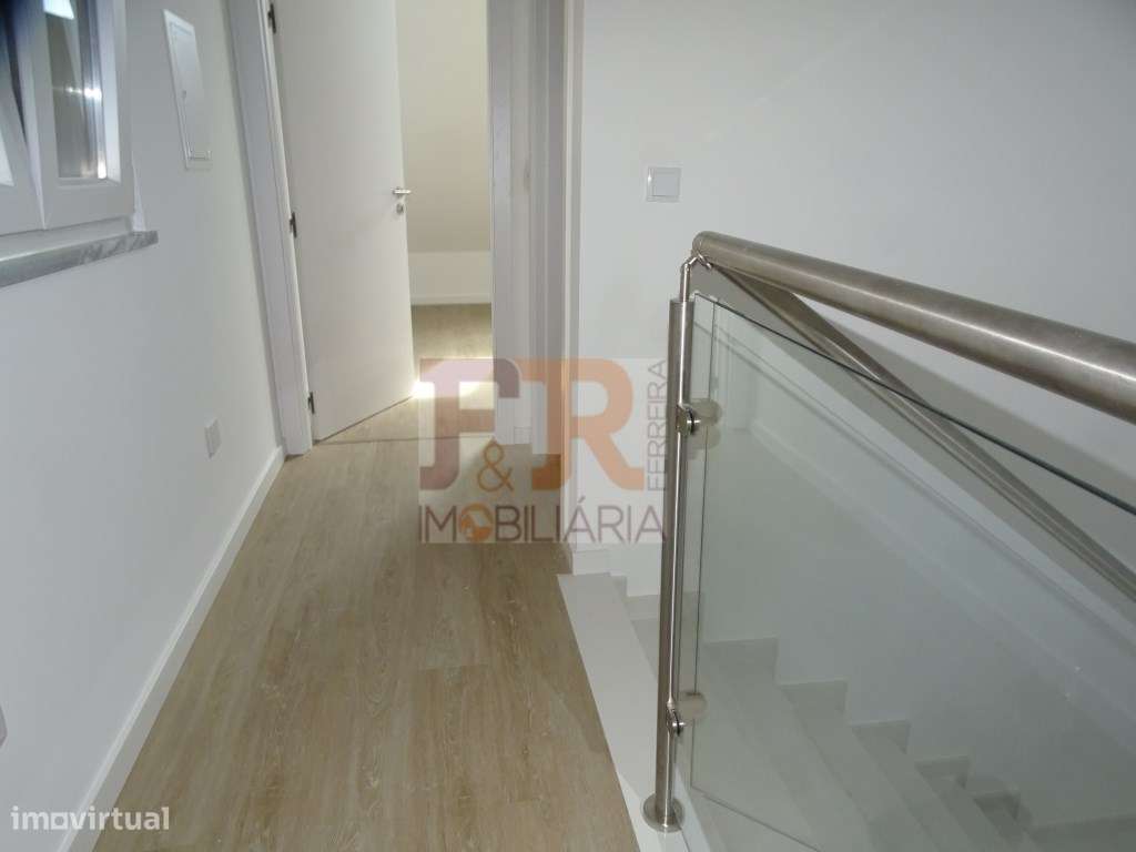 Moradia Geminada Triplex T3+1 com Cave Fernão Ferro-28