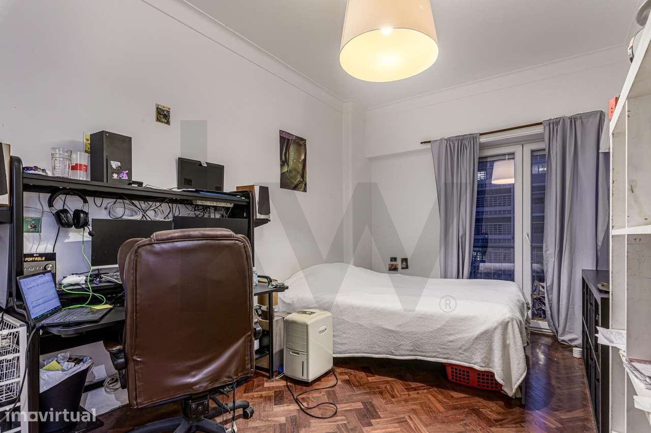 Oportunidade Única em S. Domingos de Benfica: T4 com Potencial e Local-8