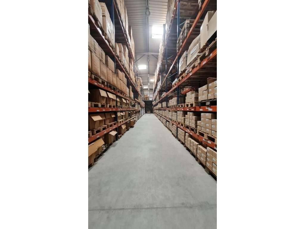 Amplo Armazém com escritórios na Nacional 10, Alverca do Ribatejo-23