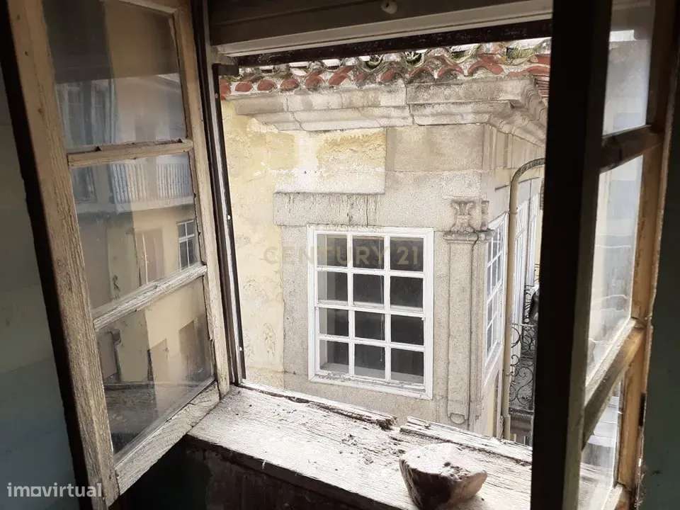 Prédio de gaveto no centro histórico de Chaves - Grande imagem: 4/22