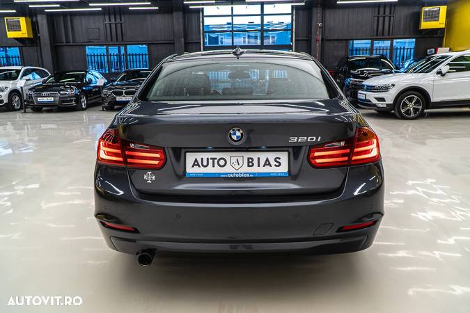 BMW Seria 3 320i Aut. Luxury Line - 26