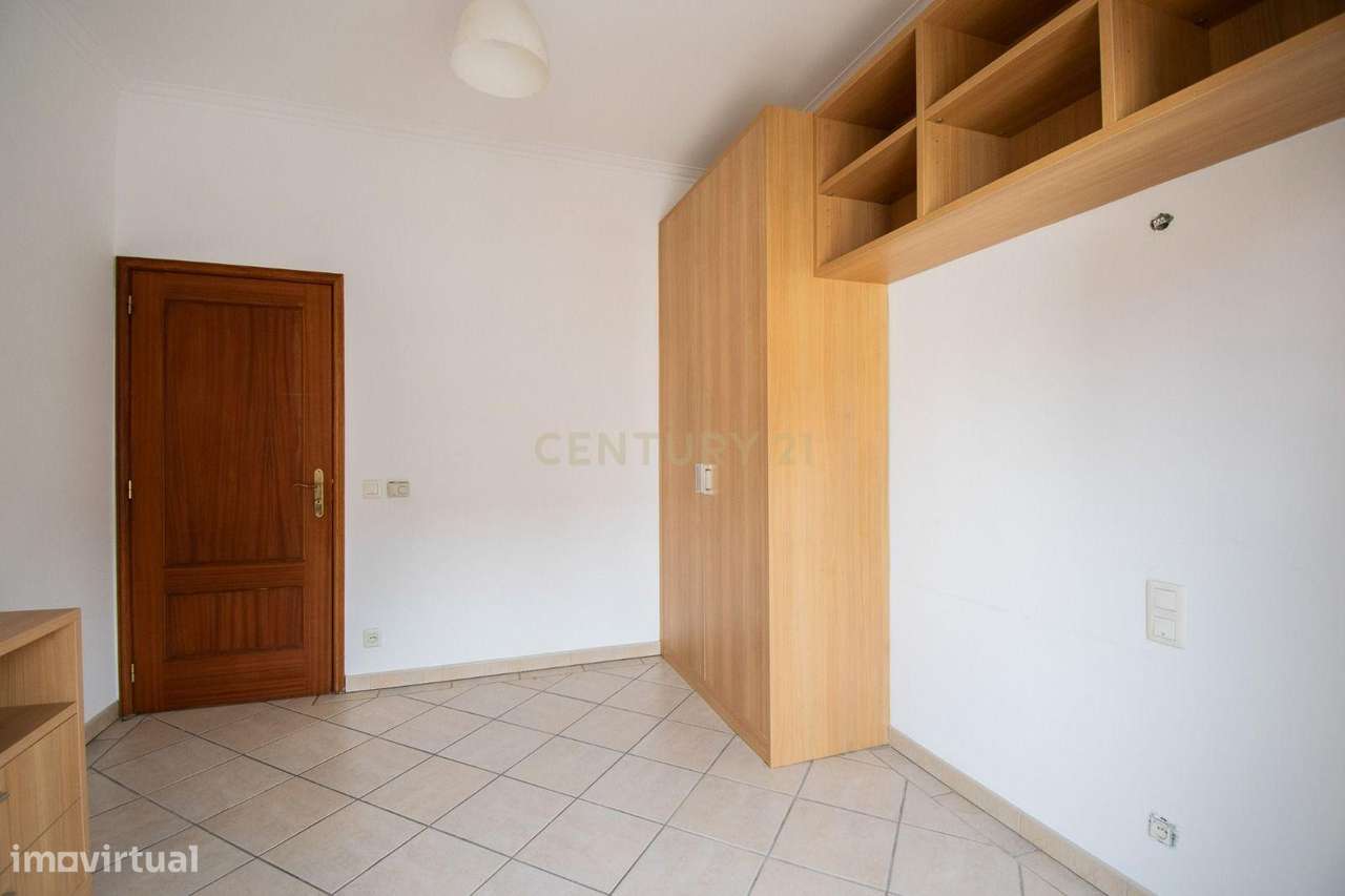 Moradia Exclusiva no Coração dos Olivais – Conforto, Espaço e Tranquil-12