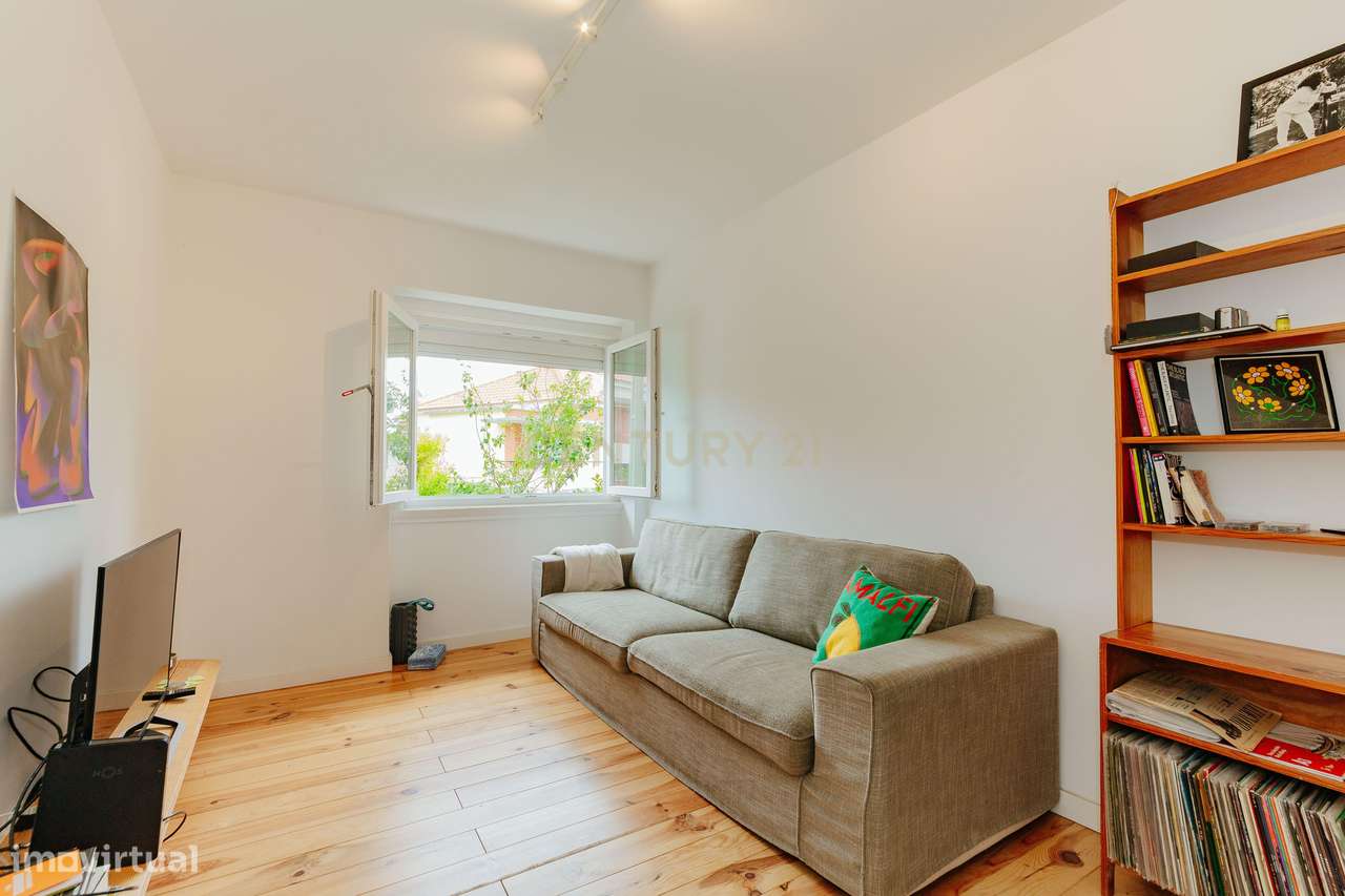 T2 exclusivo, totalmente remodelado e mobilado, com logradouro privati-5