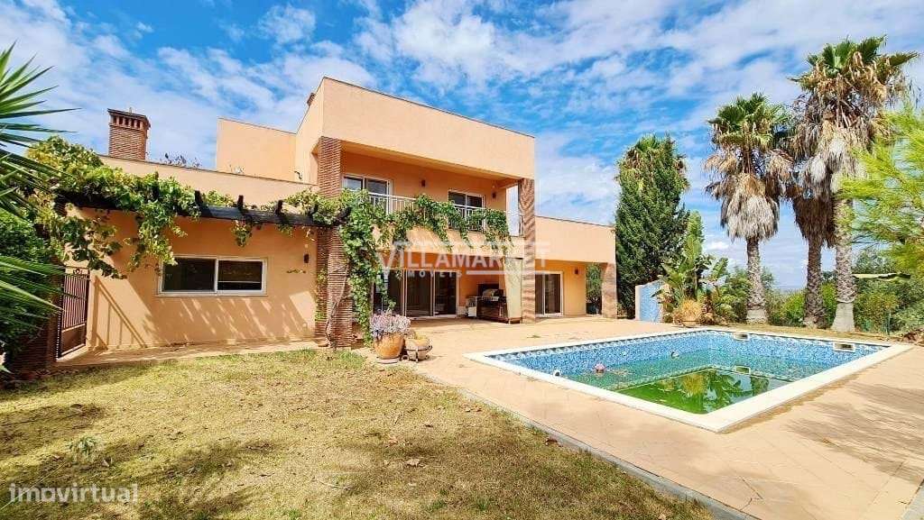 LUXUOSA VILLA V4  DE ARQUITETURA MODERNA COM PISCINA SITUADA NA ZONA D-26