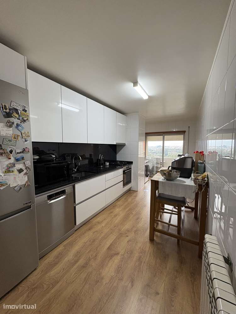 Apartamento T3 semi-duplex totalmente renovado com ótimos acessos - Grande imagem: 4/23