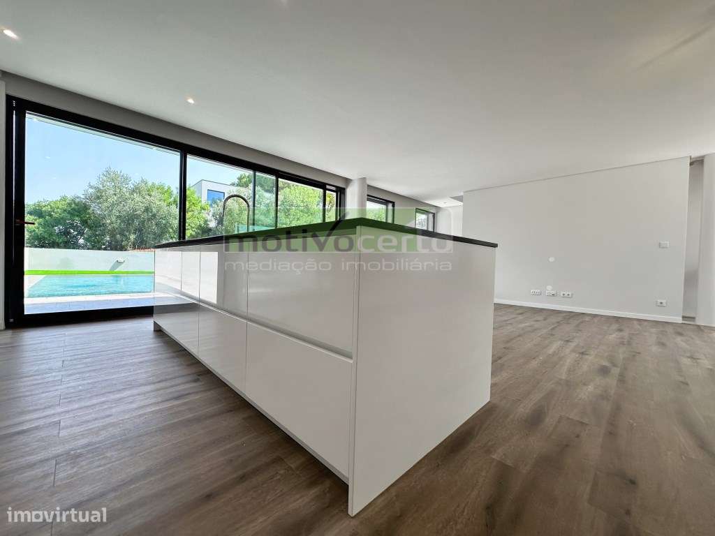 Moradia T3 Nova com Piscina e Garagem. Viva com Conforto em Leceia,...-3