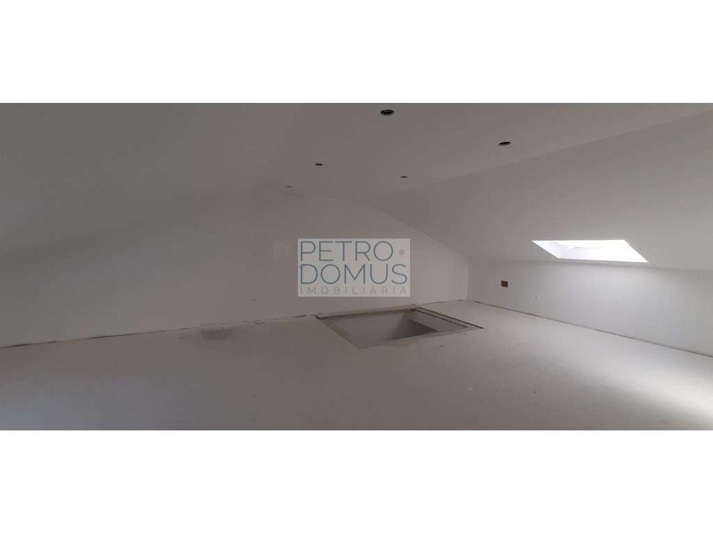 MORADIA T4+SÓTÃO AMPLO COM 50 m2 - CASAL DOS MATOS-16