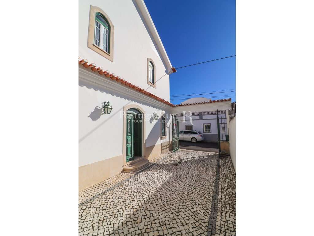 Elegante Moradia T4 com Jardim e Anexos em Alpiarça-5