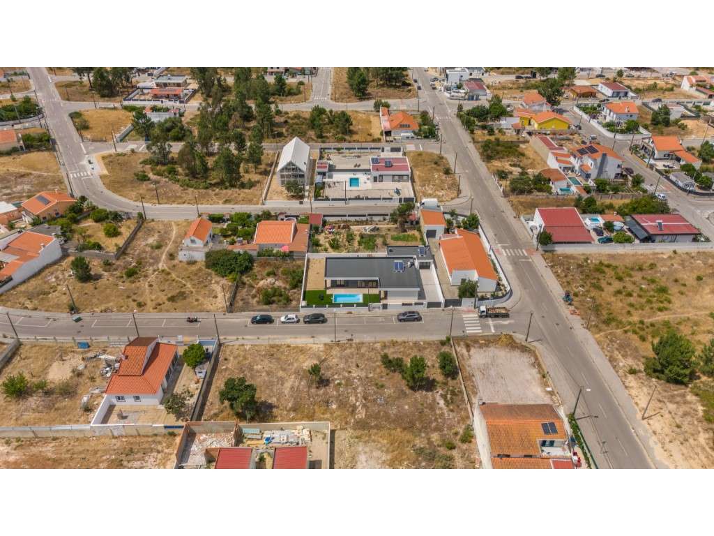 Moradia T3 Isolada com Piscina-48