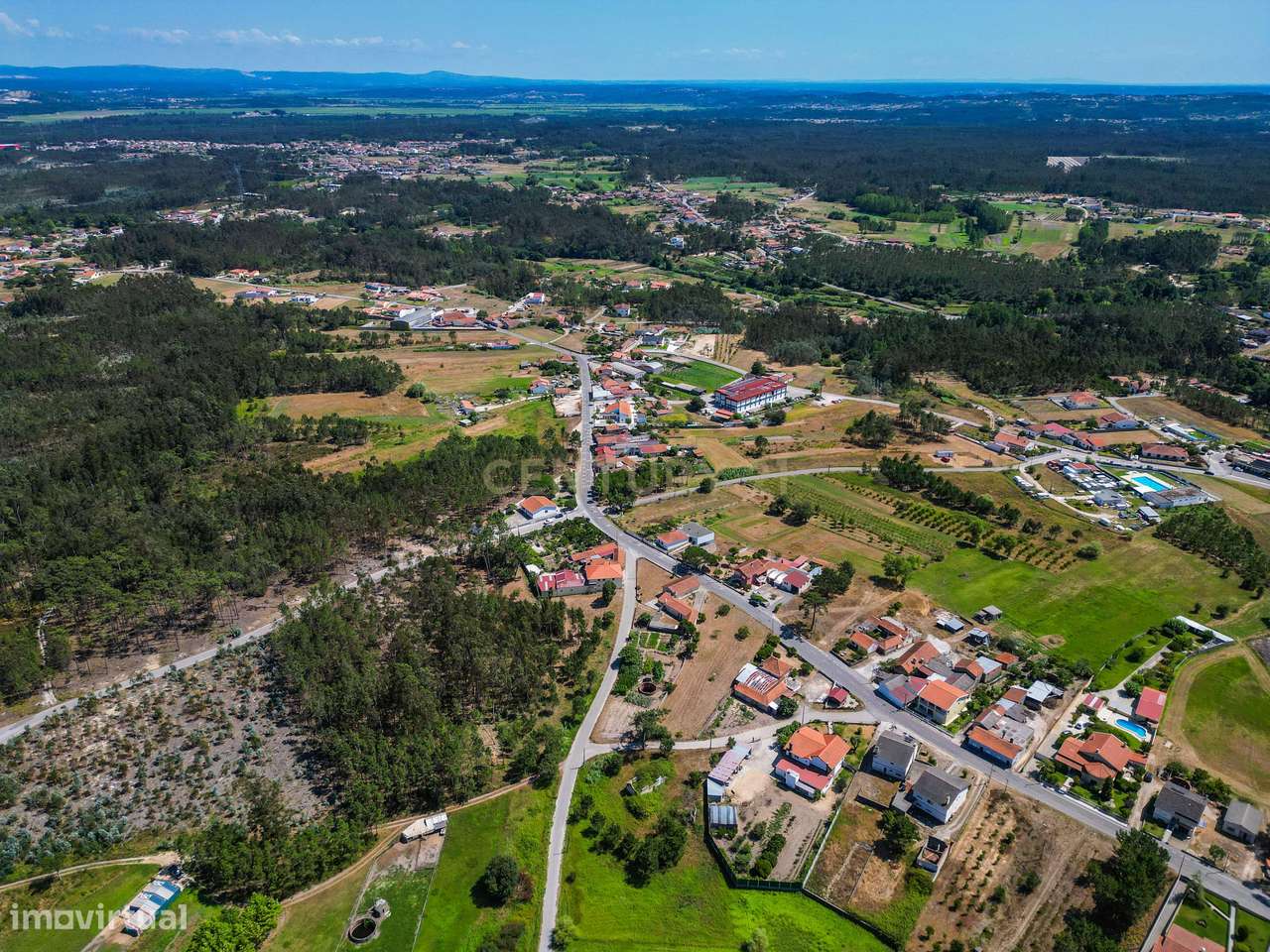Terreno com cerca de 2.400 m² e viabilidade de construção em Moinhos d-6