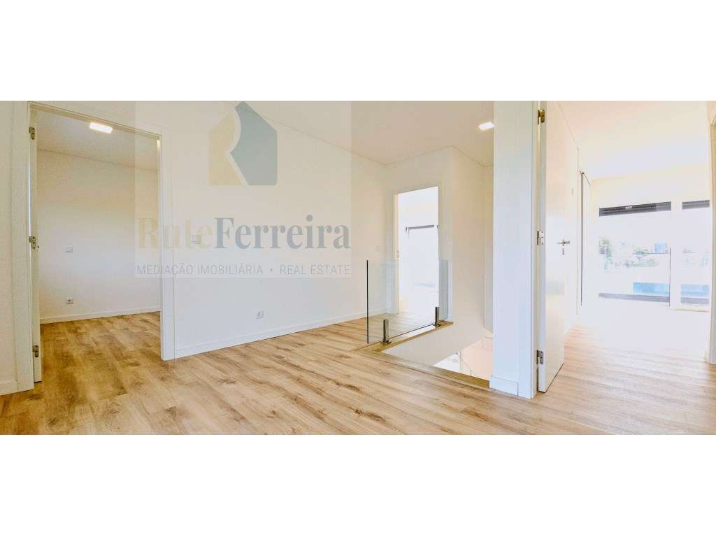 Espetacular Moradia T4 Nova, com Garagem e Logradouro!-28