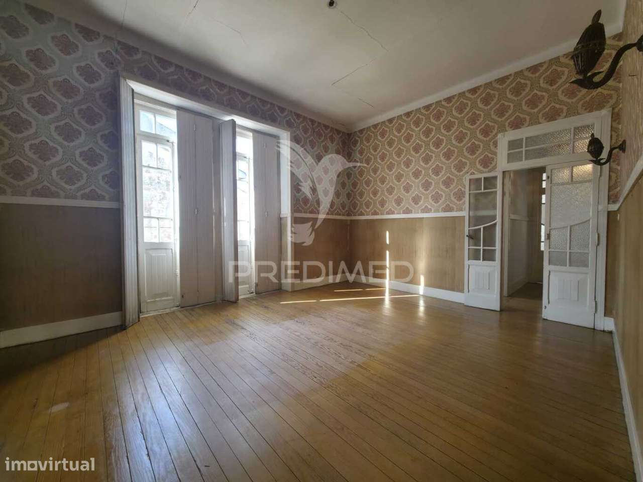 Prédio Histórico com Terreno Urbanizável no centro da Benedita - Grande imagem: 5/20