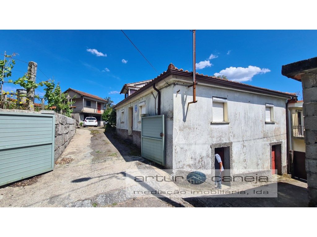 Quintinha com Casa em Pedra, Sequeiro e Terreno