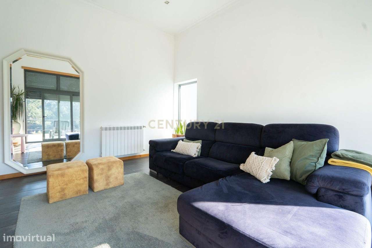 Moradia térrea T3+1 com linhas modernas,varandas,churrasco,jardim,gara-16