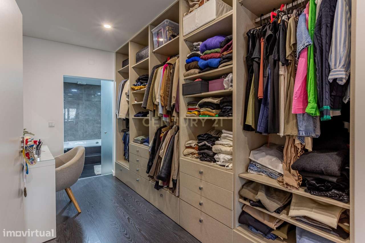 Procura espaço e conforto? Veja este T4 Duplex-27