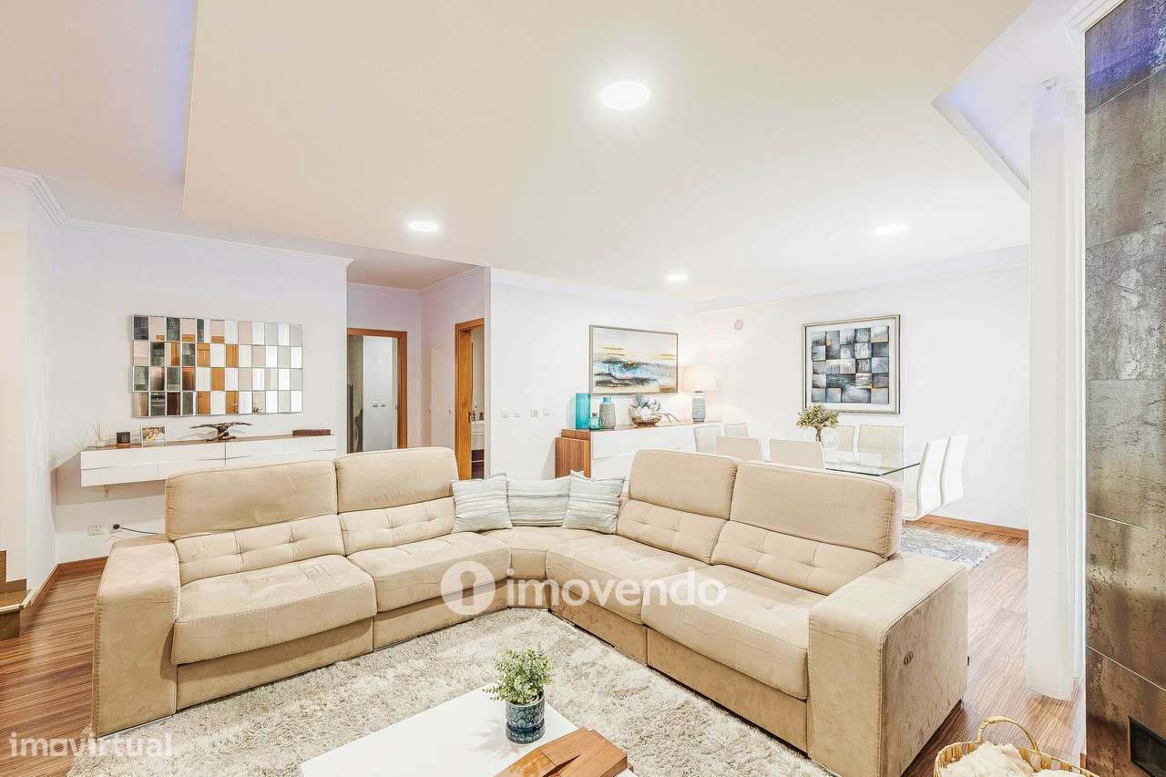 Moradia T3 com garagem, num condomínio com piscina, em Bucelas - Grande imagem: 3/36