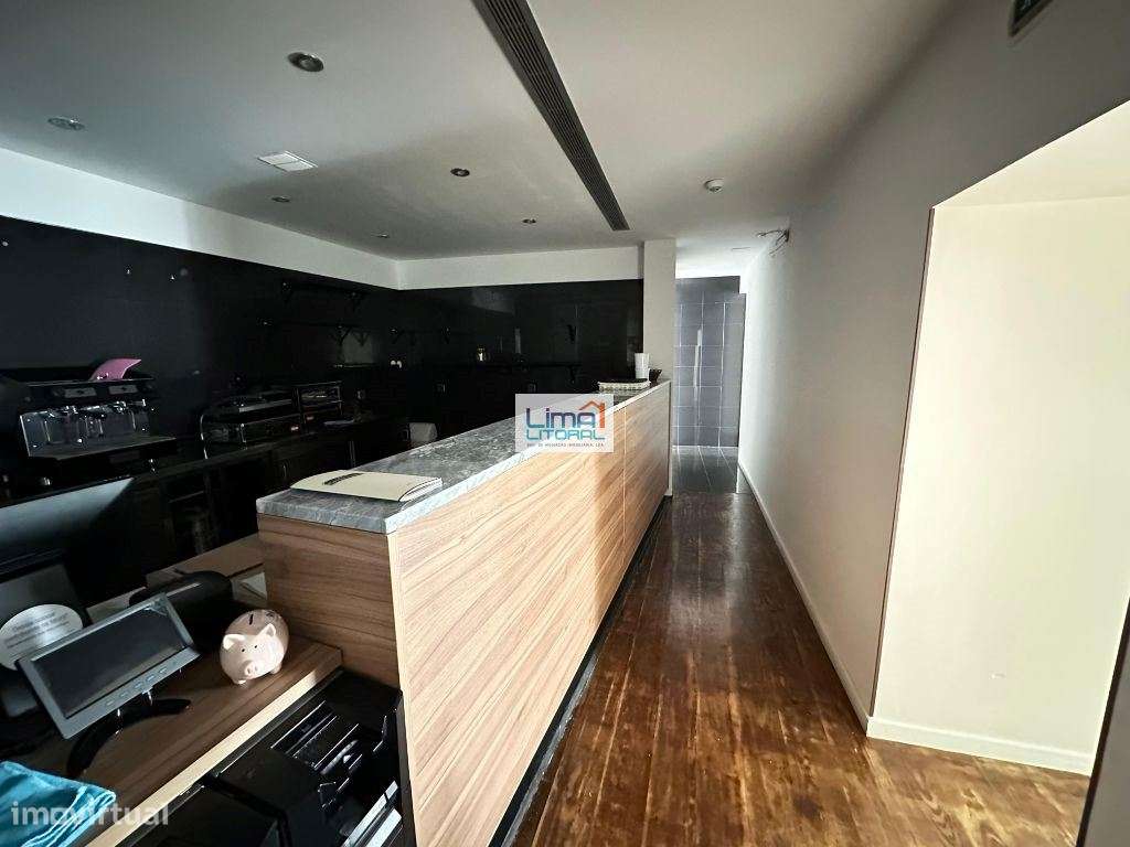 Prédio devoluto para habitação e comércio - Zona Histórica de Leiria-11